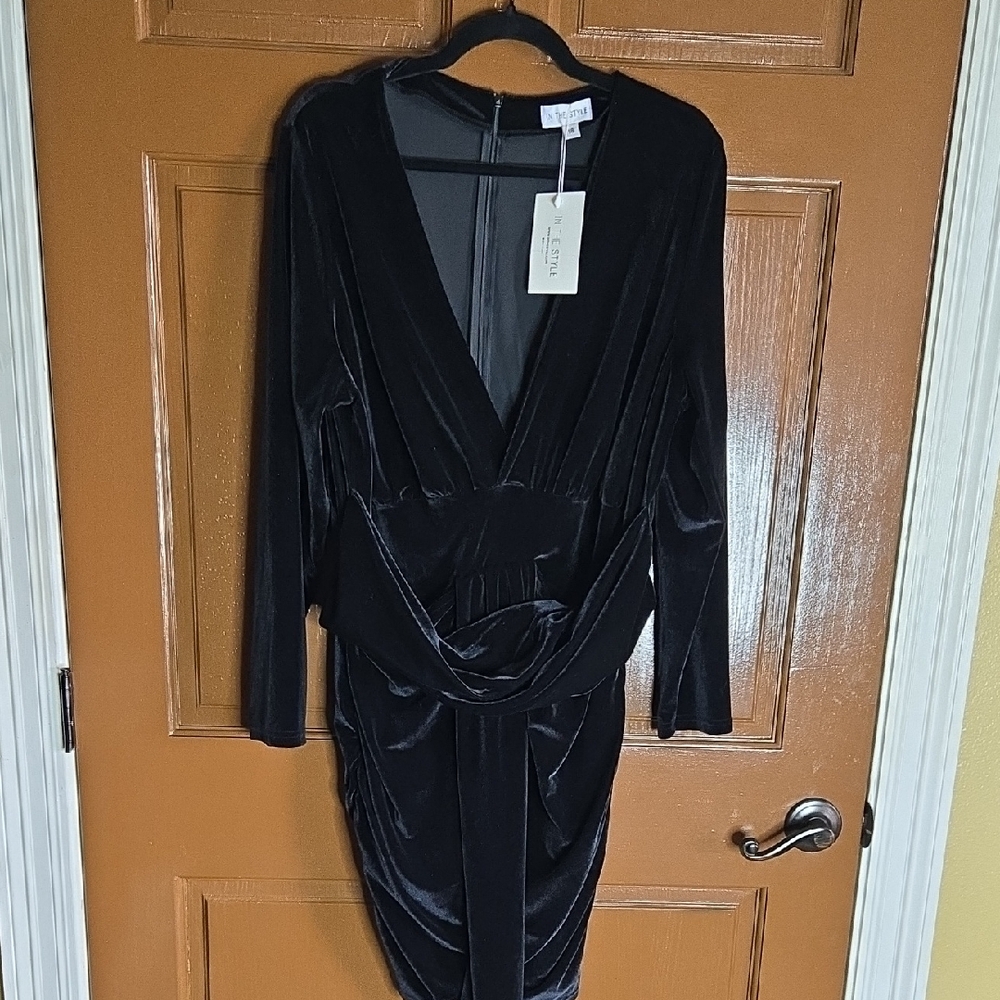 In The Style-Blk velvet deep Vneck draped dress with band at waist Sz 18 NWT